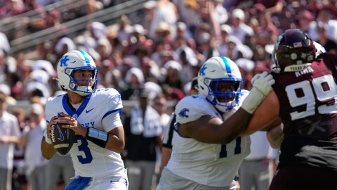 Kentucky quarterback Kenny Minchey (3) throws a pass against Texas A&M during the first half of an NCAA college football game Saturday, Sept. 19, 2026, in College Station, Texas. (AP Photo/David J. Phillip)