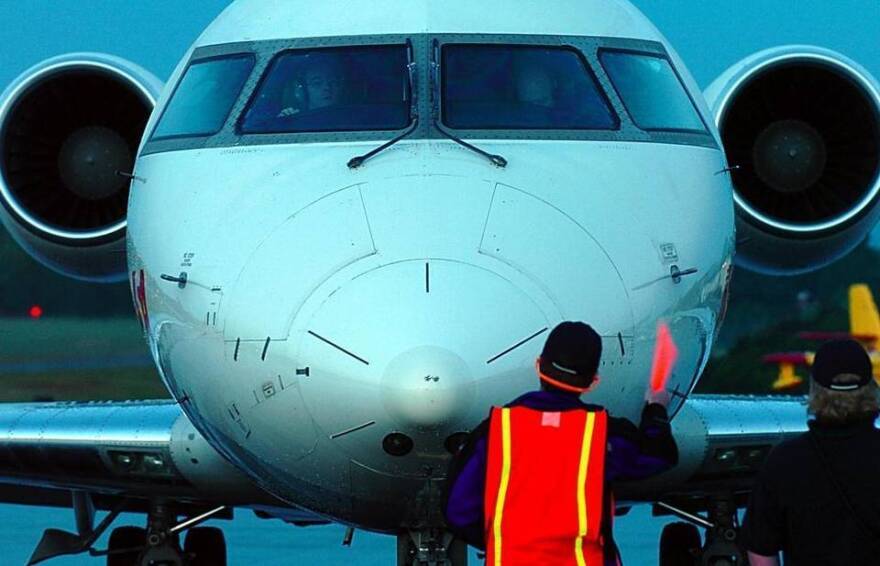 plane nose, airplane ground handler