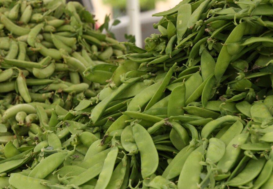 A pile of snap peas.