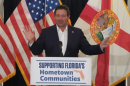El gobernador Ron DeSantis anuncia asignaciones de fondos para la reparación de infraestructura en una conferencia de prensa en Sebring el jueves 18 de diciembre de 2025.