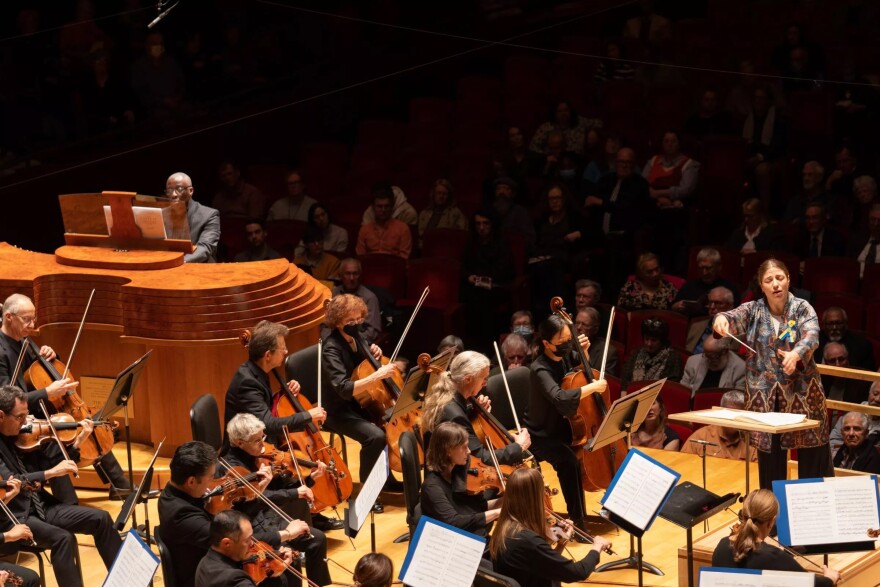 Wayne Marshall on organ and Dalia Stasevska at the podium with The Philadelphia Orchestra in March of 2023.