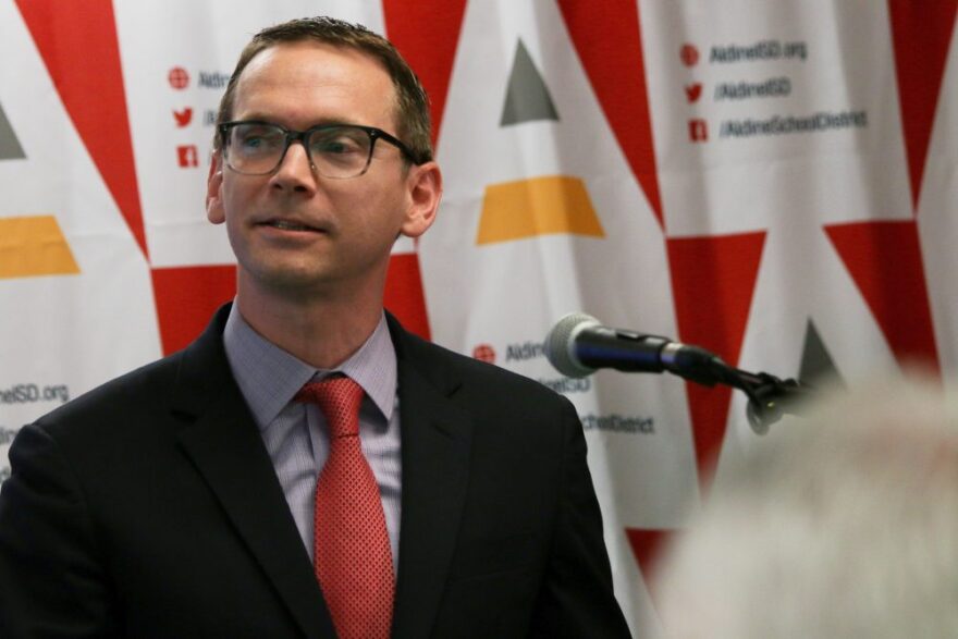 El comisionado de la Agencia de Educación de Texas, Mike Morath, habla por un micrófono.