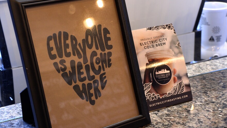 Tanda dan seni tentang inklusi menghiasi Coffee Inclusive.
