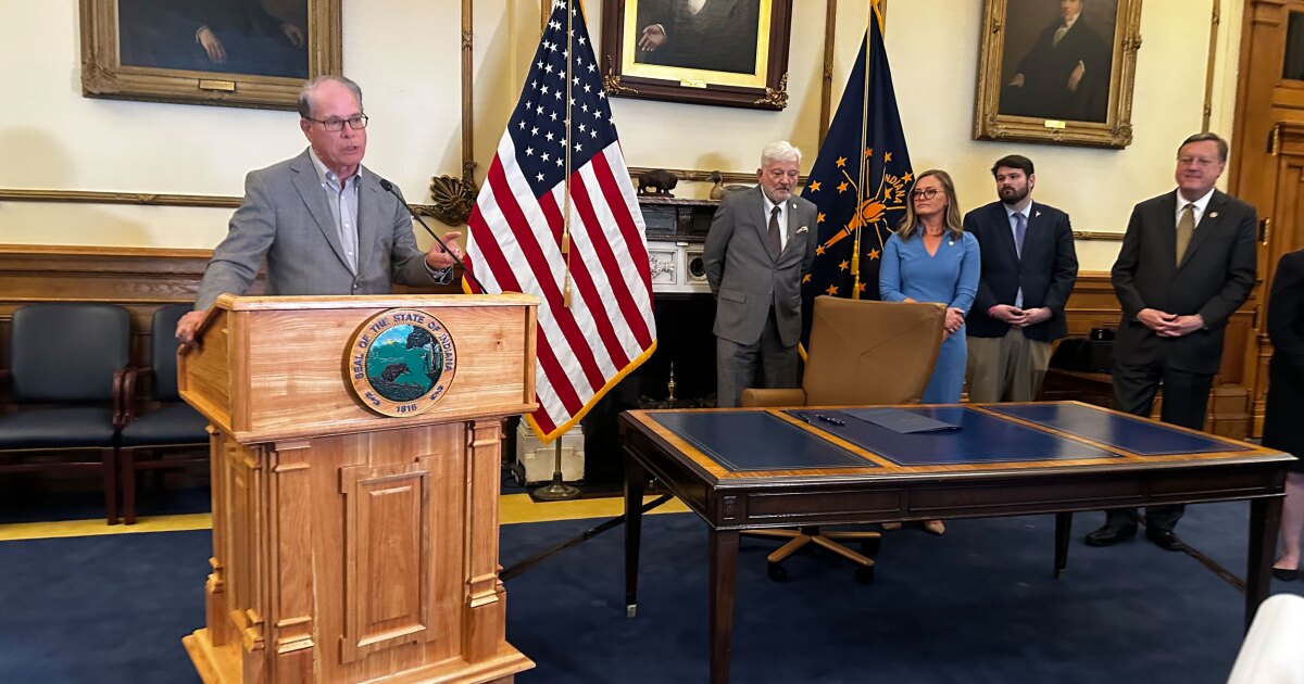 El gobernador Braun dice que una nueva ley protegerá a los clientes de servicios públicos de Indiana de facturas crecientes.