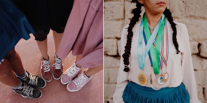 Izquierda: los atletas de ImillaSkate muestran sus zapatillas a juego. Derecha: López usa las medallas que ganó en competencias de patinaje artístico en Chile y Bolivia. Empecé a esquiar hace 7 años.