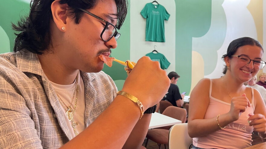 Clientes de la cafetería, Heriverto Trejo-Loredo y Mariana Arbol almorzando.