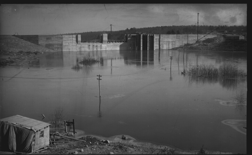 Lake Wallenpaupack begins to fill in in the mid-1920s.