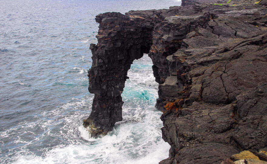 A picture of the Hōlei Sea Arch from 2014, before its collapse.
