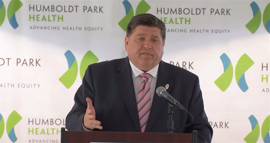 El gobernador JB Pritzker responde preguntas sobre tiroteos recientes de policías de Chicago durante una conferencia de prensa el lunes en Chicago.