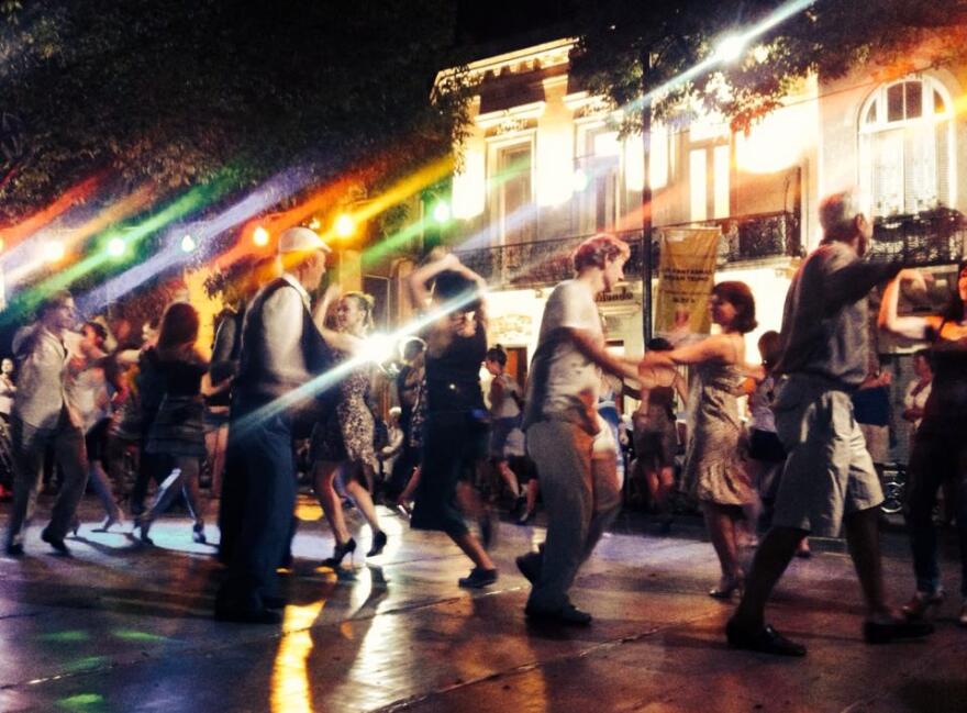 Street dancers dancing the Tango on the streets of Buenos Aires