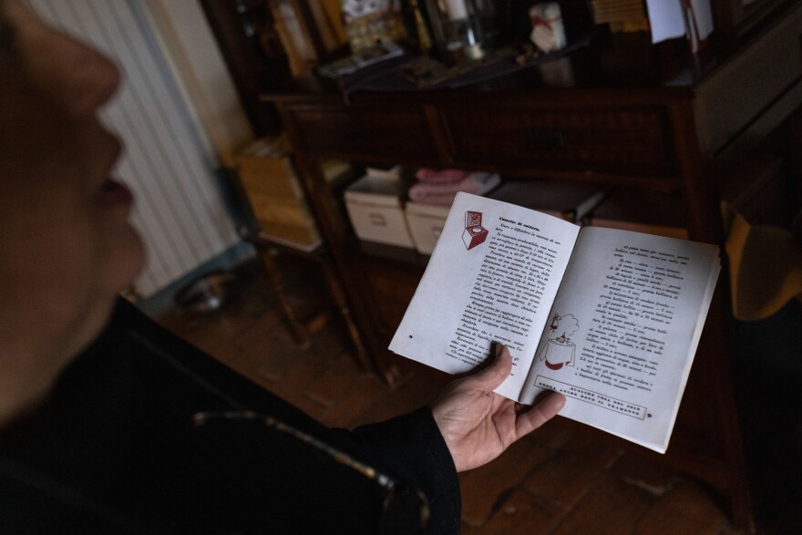 Gloria Lucchesi shows the booklet where she found the instructions for building the cooking boxes. The booklet belonged to her grandmother who used it to save energy during World War II.