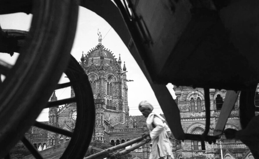Homai Vyarawalla, <em>The Victoria Terminus, Bombay,</em> early 1940s inkjet print, Alkazi Foundation for the Arts, New Delhi Courtesy HV Archive / The Alkazi Collection of Photography