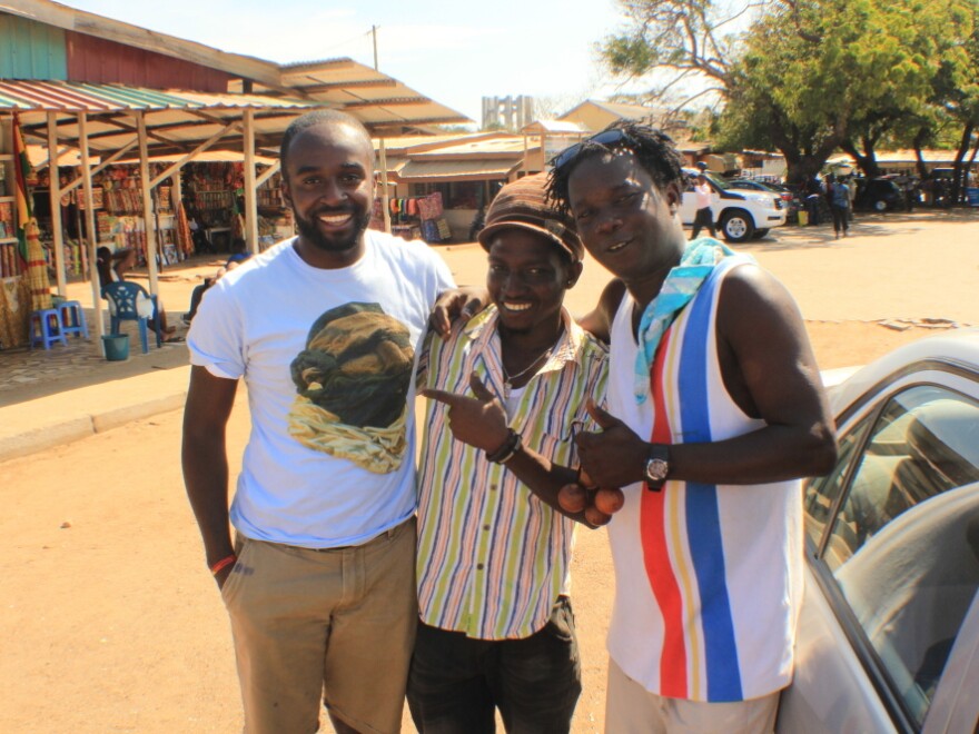 Asante visits a market in Ghana to buy souvenirs from jewelers, artists and musicians during his two-week vacation.