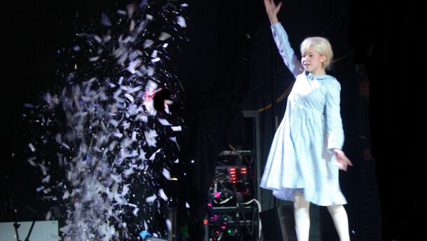 Arts Bonita employs special effects like confetti canons to conjure Elsa's magical powers and transformations in 'Frozen.'