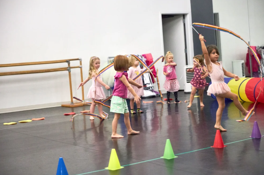 Kansas City Young Audiences provides scholarship opportunities to each of its class sessions for students 17 years of age and younger.