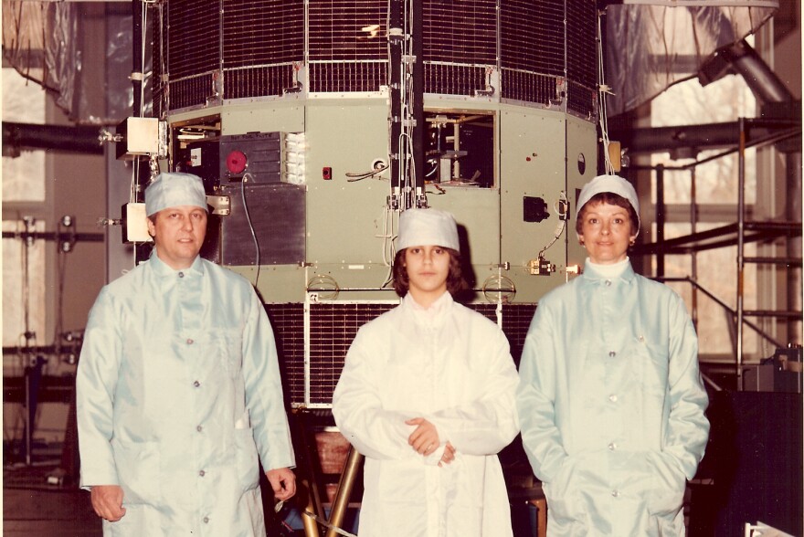 Some time before the satellite's 1978 launch, Robert Farquhar's daughter Patricia, and wife, Bonnie, joined him in a family photo with ISEE-3.