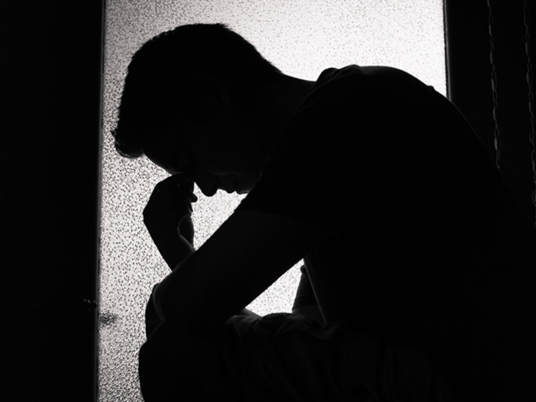 Силуэт человека в комнате. Силуэт мужчины в темной комнате на диване. Человек сидит в темноте. The man in room 1280. Комната для парня.