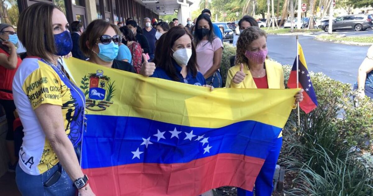 Encuesta venezolana muestra agradecimiento por Biden en TPS y enojo con Rubio, Scott