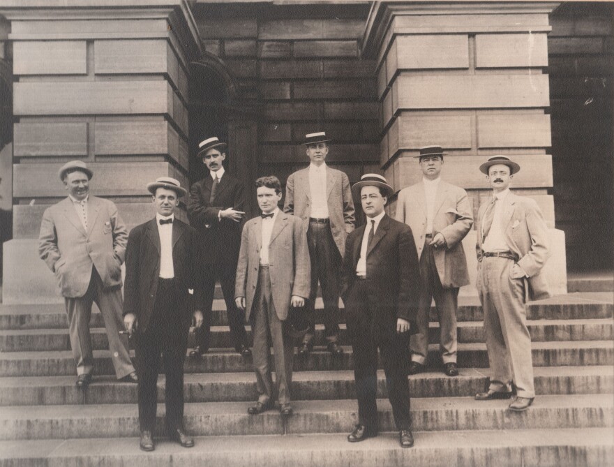 Photo of the Illinois Statehouse press corps in 1907