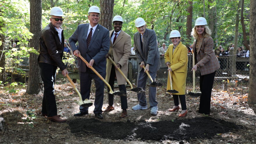 Left to right: R. Anderson Moberg, James River Architects; Ronald J. Lauster Jr., president of W.M. Jordan; Newport News Mayor Phillip Jones; Harry Wason, museum founder; Dr. Ashby Kilgore, Board of Trustees president; Rebecca Kleinhample, executive director. (Image: Laura Philion)