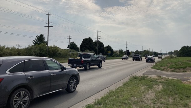 Westbound traffic on Hammond Road, toward the proposed site of the crossing over the Boardman River. (Photo: Ellie Katz/IPR News)