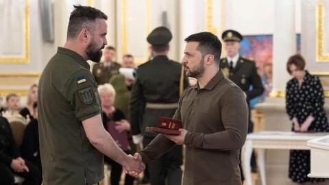 Yuriy Matsarsky receiving the order of merit from Ukrainian President Volodymyr Zelensky.