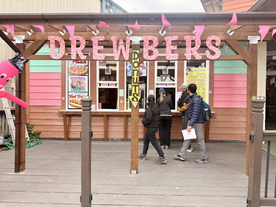 Drewber's Donuts, Kechikan.