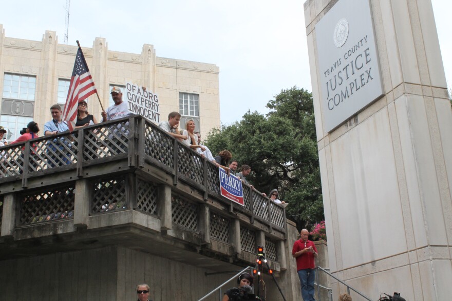 082014_perry_supporters_outside_jail_0.jpg