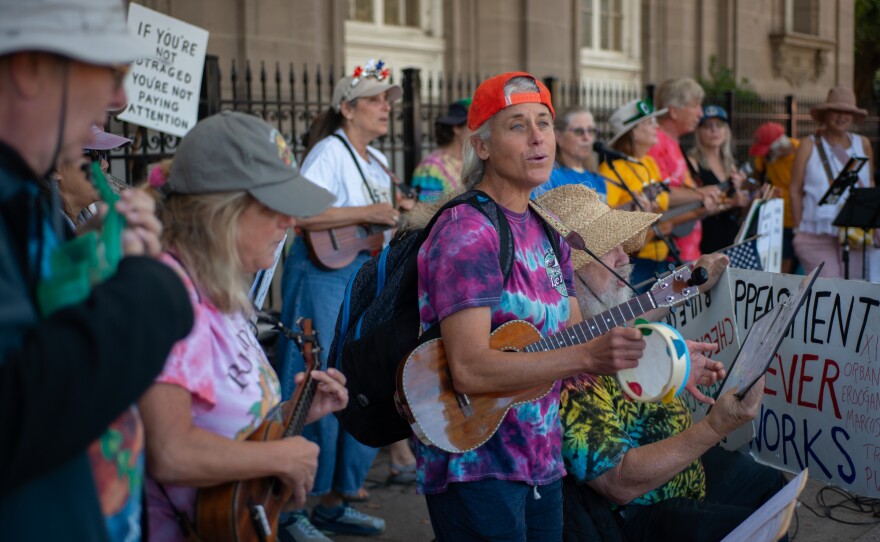 Estrellas de Esparanza and local ukulele groups both used music to protest.