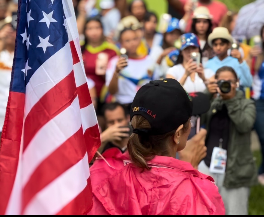 Miembro de la organización Casa de Venezuela Orlando sostiene una bandera de Estados Unidos durante una manifestación en Orlando, Florida, el 1 de agosto de 2024, en protesta contra las elecciones del 28 de julio en Venezuela, señaladas como fraudulentas. Foto por: Oriana Torre.