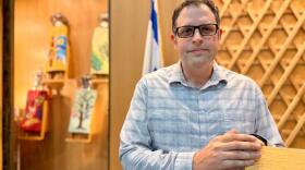 Rabbi Andy Green at Congregation Or Tzion in Scottsdale, Arizona. (Peter O'Dowd/Here & Now)
