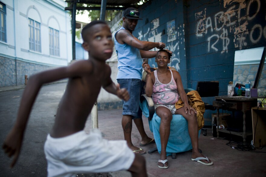 Fabricio Pereira dyes Rosangela Siqueira's hair along Salgueiro's main road.