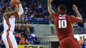 Arkansas's Bobby Portis (10) closes in on Florida's Eli Carter (1) as he pulls up for a jump shot.
