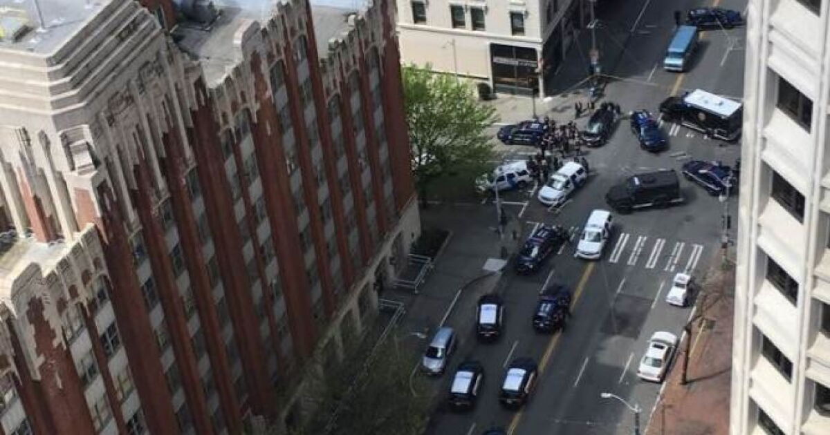 3 officers shot, 1 suspect dead in Seattle 7-Eleven robbery