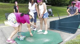 (Desde la izquierda) Estela Morales Segarra, una fundadora de CT Latinas Golf Team, junto a Pat Williams y Eilene Jiménez en el Goodwin Park de Hartford.