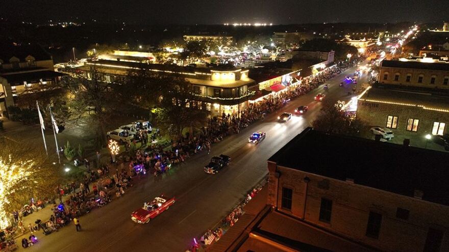 Weinachts parade downtown on Main Street