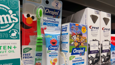 Tubos de pasta de dientes infantil de colores brillantes, etiquetado como sin-flúor, con divertidos personajes de dibujos animados y un alegre envase diseñado para atraer a los niños. Foto por: Sabrina Cruz.