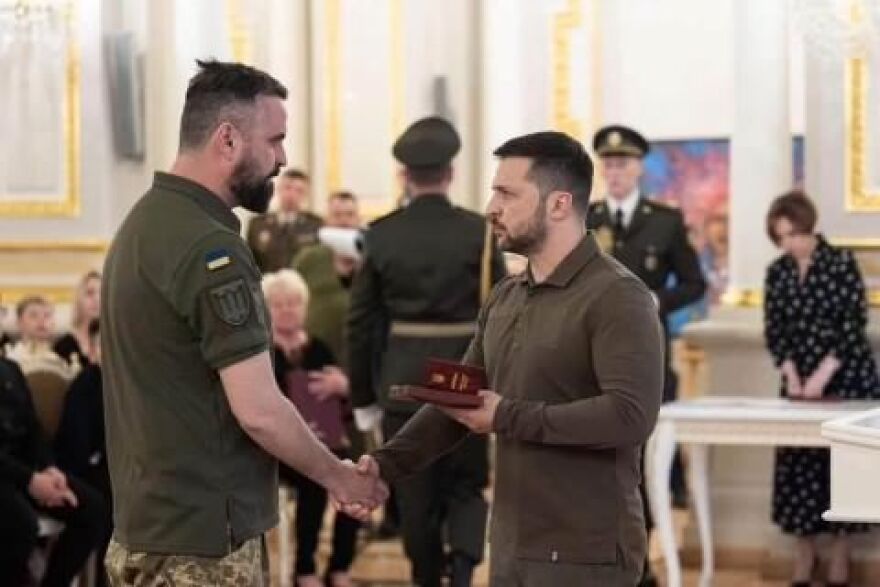 Yuriy Matsarsky receiving the order of merit from Ukrainian President Volodymyr Zelensky.