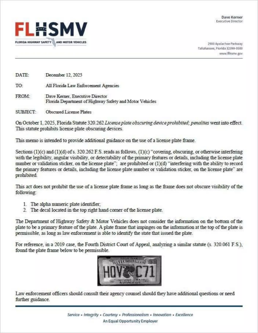 Un memorando del Departamento de Seguridad Vial y Vehículos Motorizados de Florida que aclara la redacción de una ley que prohíbe algunas cubiertas y marcos para matrículas.