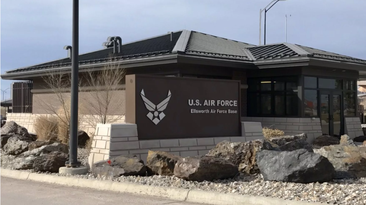 Bomber crashes during landing at Ellsworth Air Force Base - Vimarsana News