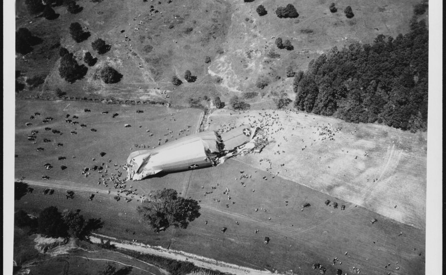 Wreckage of Shenandoah's aft section, surrounded by sightseers and their automobiles, soon after the airship crashed in southern Ohio.