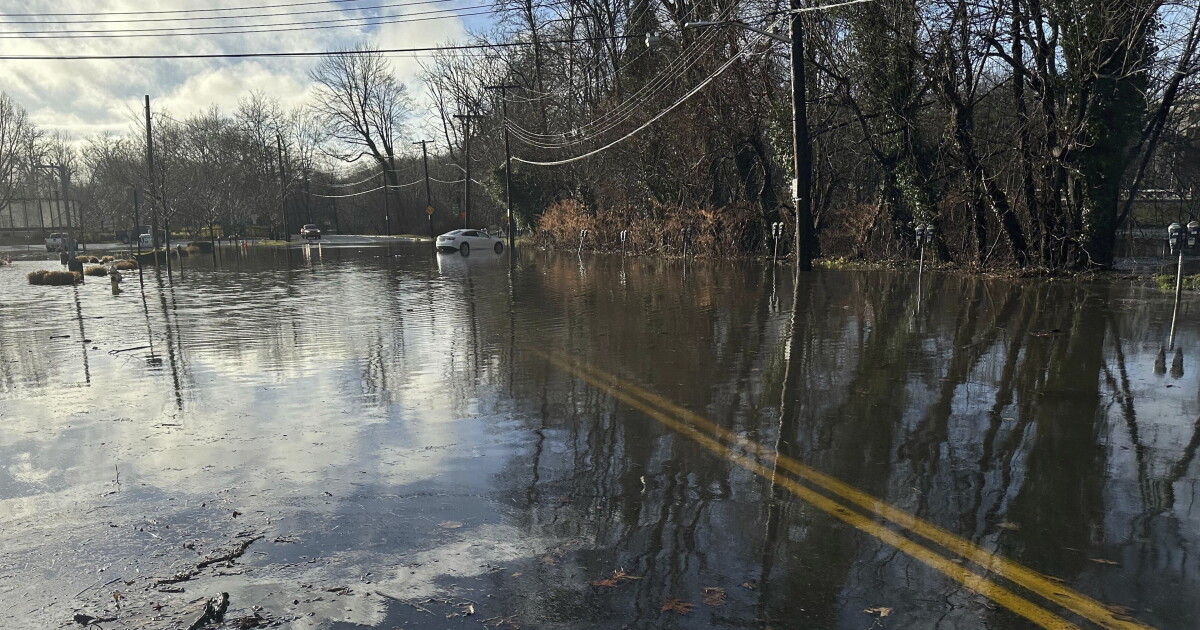 Storm batters Northeastern US, knocking out power, grounding flights ...
