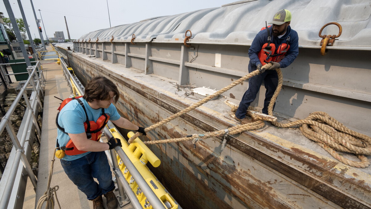 Mississippi River shipping infrastructure is aging. Who should pay for the repairs? - Vimarsana News