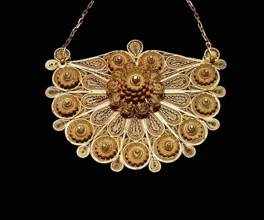 The design of a mid-20th-century necklace is meant to evoke the peanut or groundnut.