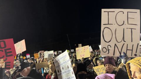 Un cartel en una protesta en Merrimack contra la propuesta de un centro de procesamiento de inmigrantes detenidos por el ICE, el 8 de enero de 2026. La propuesta formaba parte de un borrador del plan obtenido por el Washington Post en diciembre. Funcionarios municipales y estatales afirmaron no haber recibido información del gobierno federal sobre la propuesta.