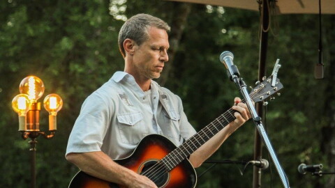 Jeff Kloetzel performs at a wine tasting room.