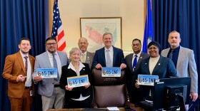 El representante Geraldo Reyes (a la derecha, con espejuelos) fue el copatrocinador de la medida. En la foto aparecen varios legisladores, incluyendo al presidente de la Cámara, Matthew Ritter (centro).