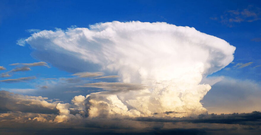 Photo of a cumulonimbus cloud.