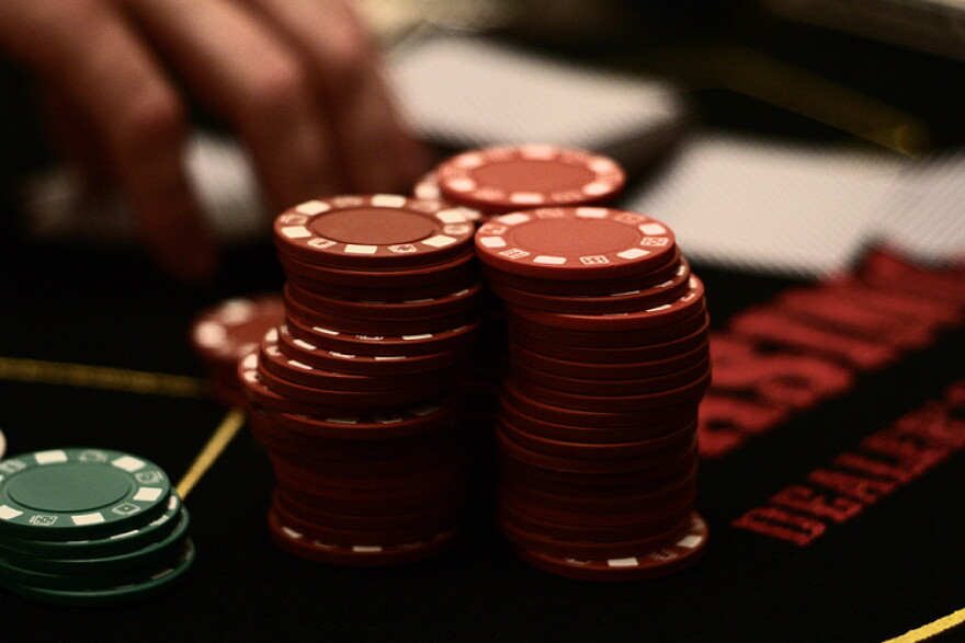 https://commons.wikimedia.org/wiki/File:Gambling_chips.jpg