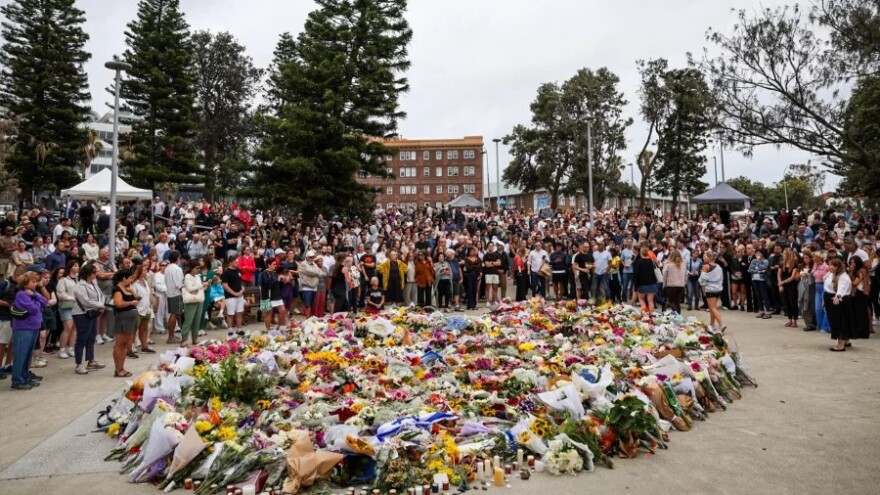 Mourners gather to lay flowers at Bondi Beach 